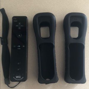 Wii remote & 2 sleeves for remote